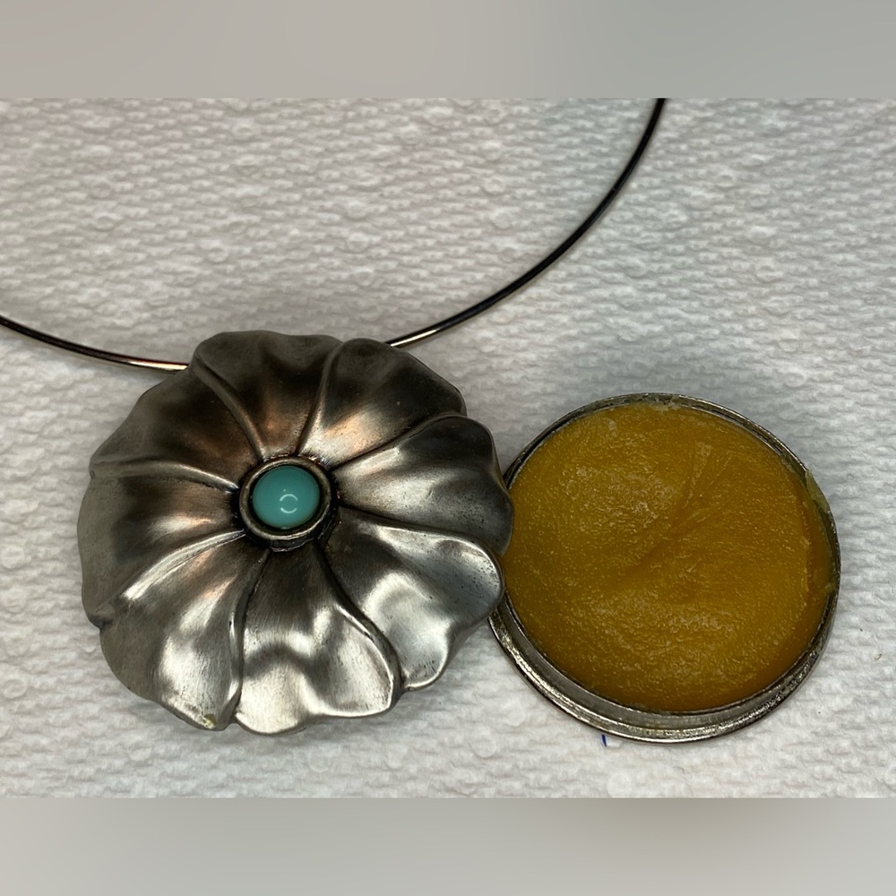 🔥Vintage 1970 Solid Perfume Pendant Necklace - Picture 5 of 7